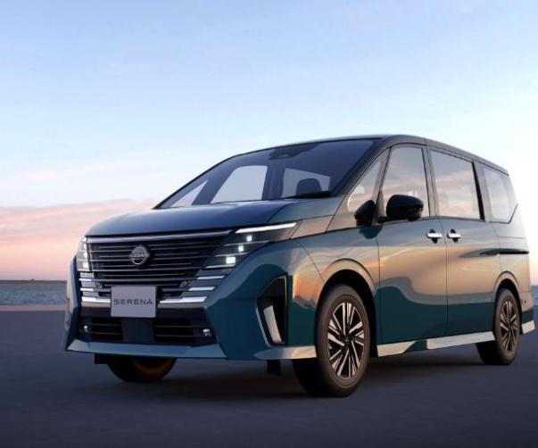 В России появился минивэн Nissan Serena по цене от 2 млн рублей!